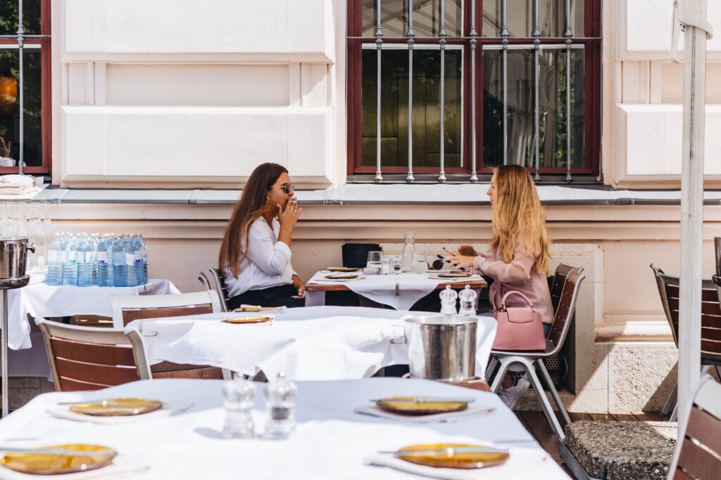 2 girls sitting in a Viennese restaurant.