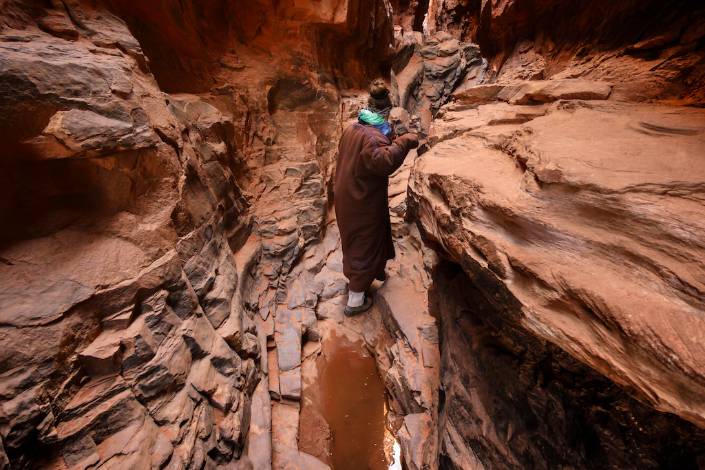 Tourist hiking in Khazali Canyon in Wadi Rum