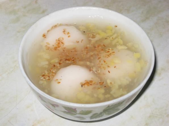 Glutinous rice balls dessert in Hanoi