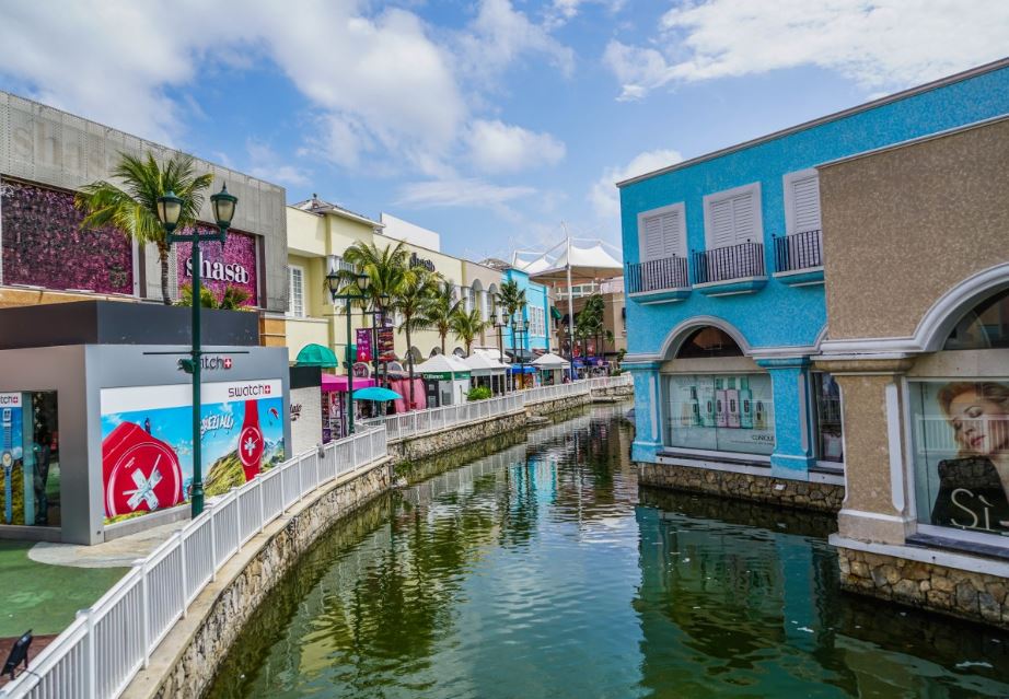 A canal between buildings.