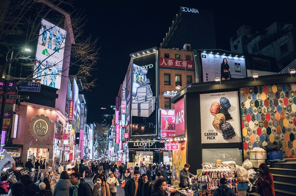 A pop up night market in Seoul between buildings.