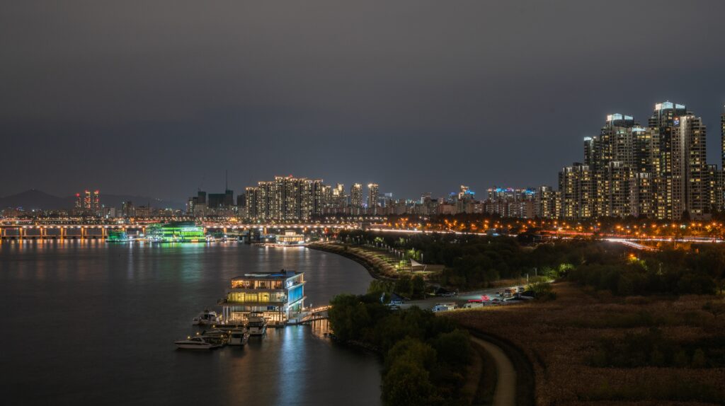 A panoramic view of Seoul alongside Han River.