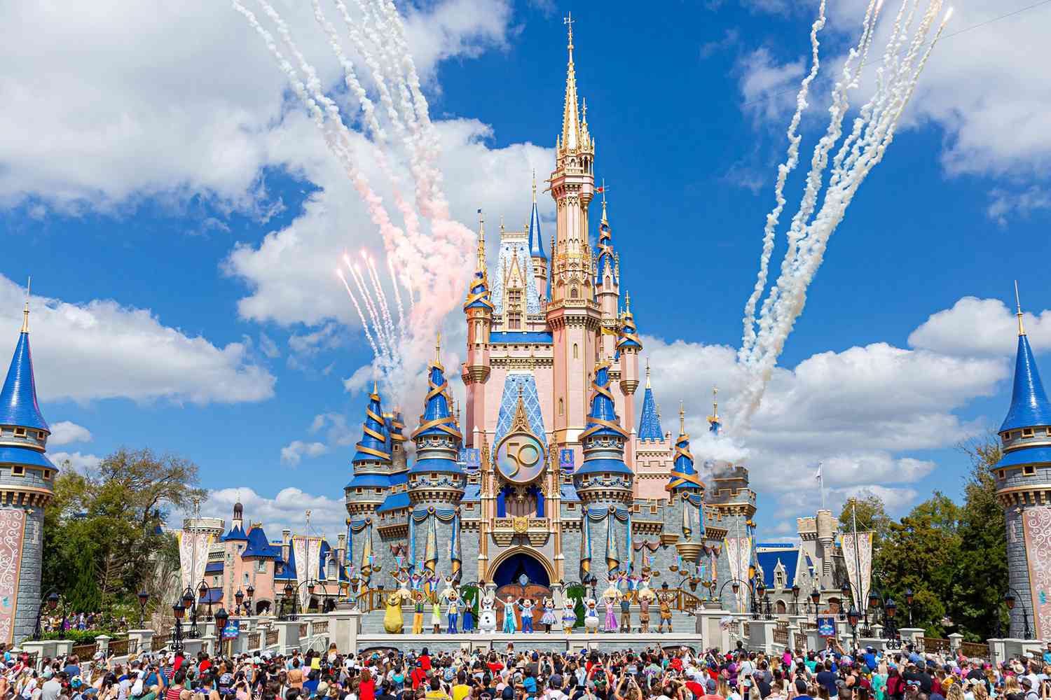 What To Pack For A Disneyland Trip: 41 Essentials To Bring