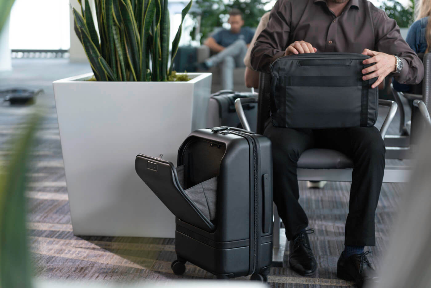 nomatic-carry-on-pro-review-the-best-roller-luggage-ever