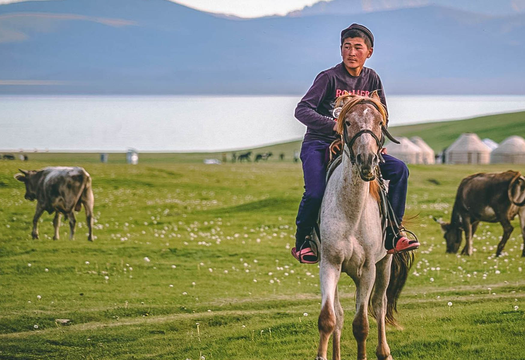Хороший киргиз. Природа Кыргызстана. Кыргызский народ природа. Кыргызстан люди. Народы средней Азии кыргызы дети.