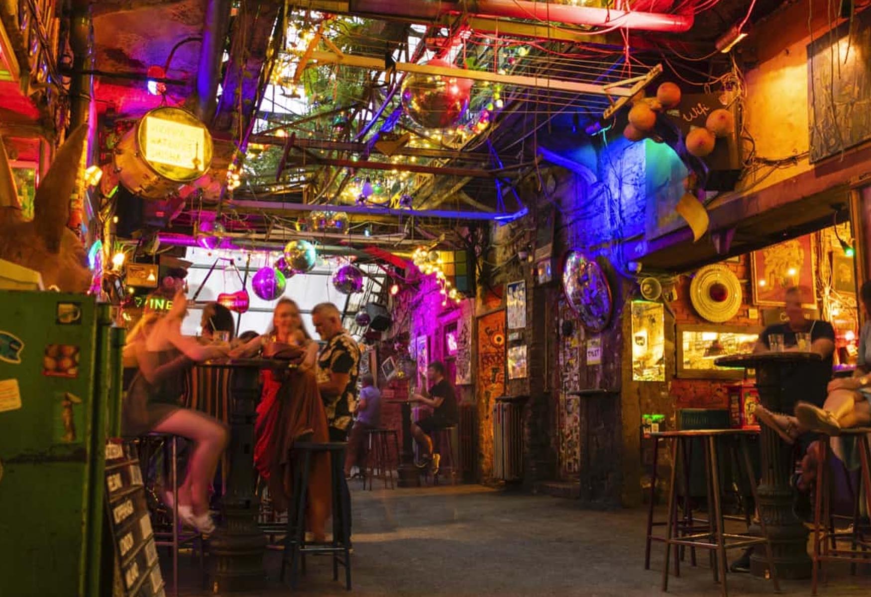top-10-ruin-bars-to-visit-in-budapest