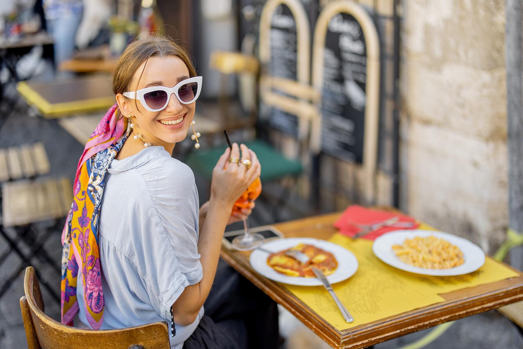 a-travelers-gotta-eat-right-how-to-cut-costs-on-food-on-the-road