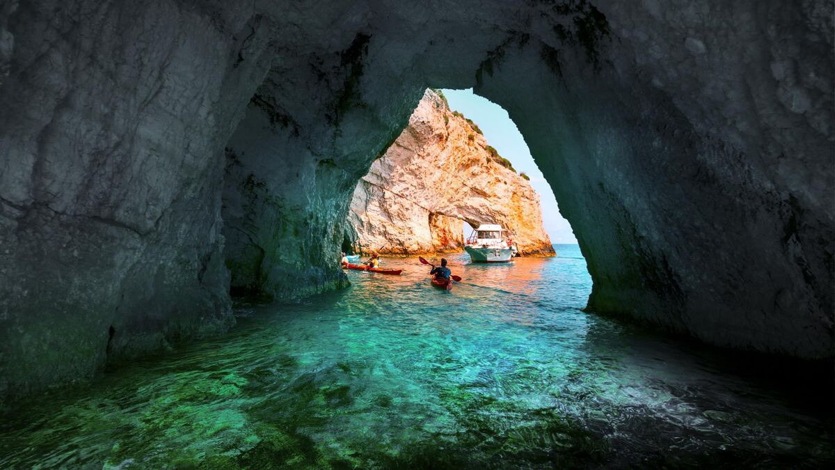 blue-cave-croatia-bisevo-blue-grotto-complete-guide