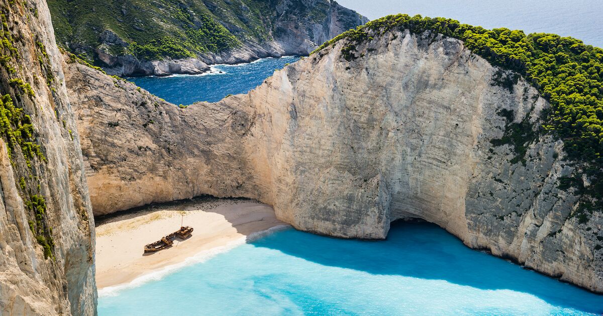 cliff-jumping-shipwreck-beach-with-crazy-russians-in-zakynthos-greece